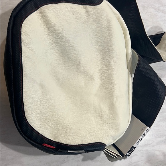 NWT. Bugaboo diaper crossbody bag with accessories. - Picture 4 of 9